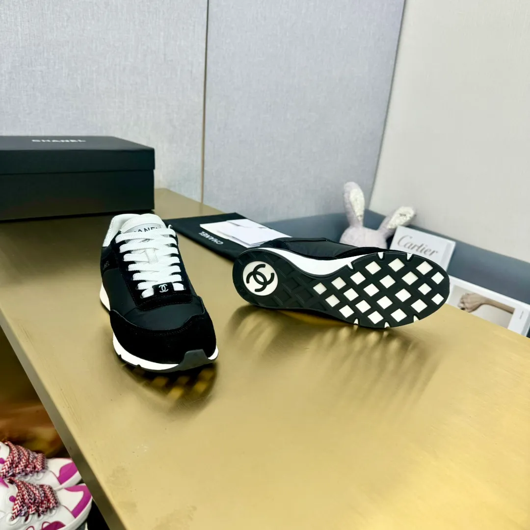 👟👟Ex-factory price 560👟👟 CHANEL Chanel thick-soled panda sneakers Panda biscuit shoes Chanel 2024ss popular panda shoes 🐼Colorful thick-soled casual sports shoes sneakers counter synchronization The counter is very popular Very difficult to buy a shoe The most popular thick-soled panda shoes on the Internet It can be imagined that small fragrance control can not miss it, both appearance and comfort coexist Simple and versatile white shoes. The thick sole increases height and is super versatile. You can wear it with your eyes closed😍Whoever wears it will look better. Upper: calfskin. Lining: imported sheepskin lining. Outsole: TPU original outsole. Size: 35-40 (41 customized.